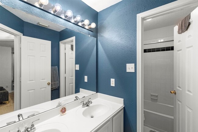 Building Photo - 723 Avery Dr