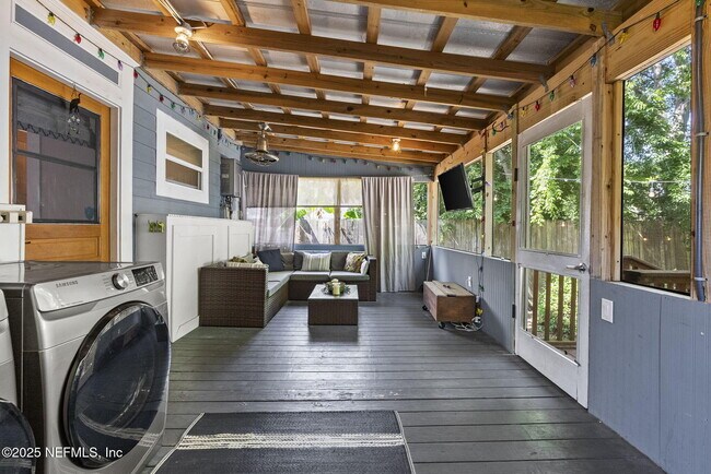 Building Photo - 206 Cabeza St