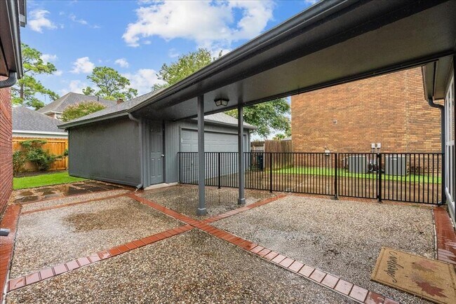 Building Photo - 2105 Murfield Dr