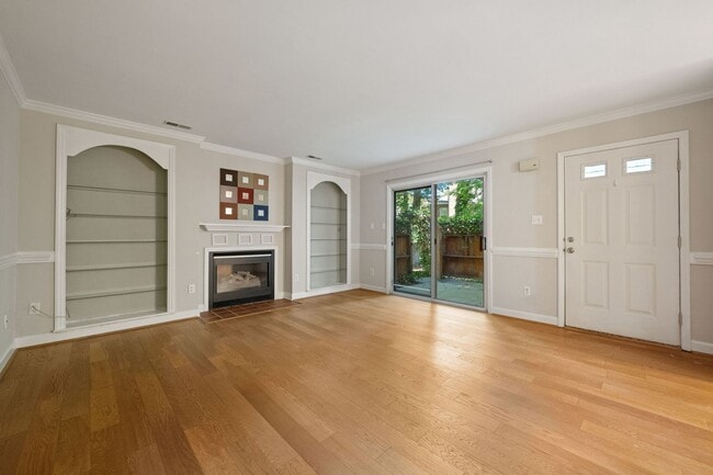 Building Photo - Beautiful 3 BR in Chapel Hill - Two Weeks Free Rent!