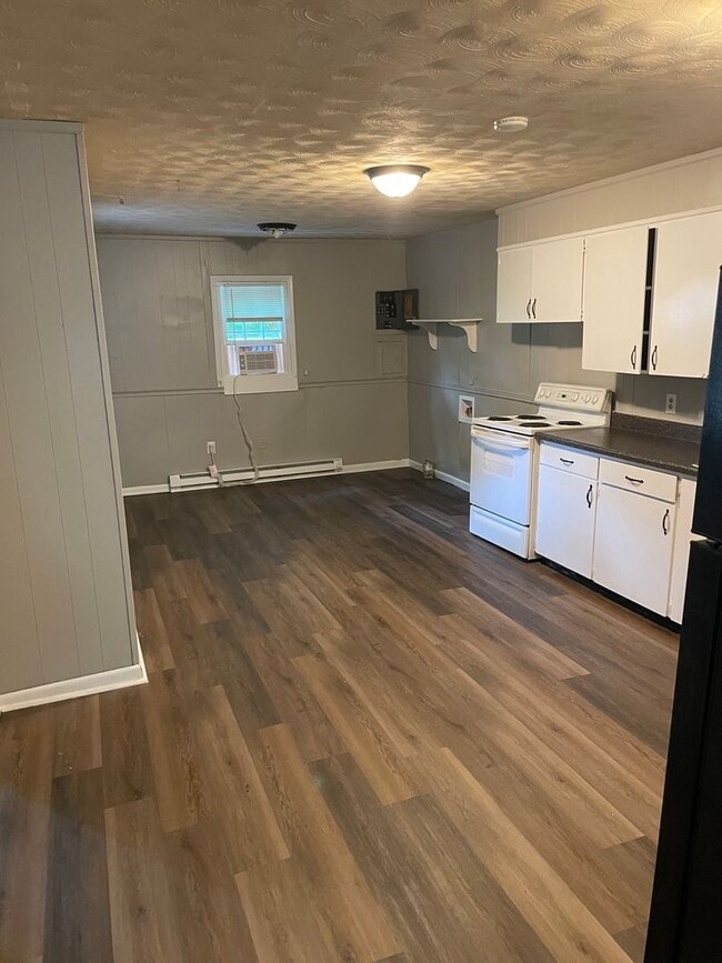 Building Photo - 2 bed 1 bath duplex