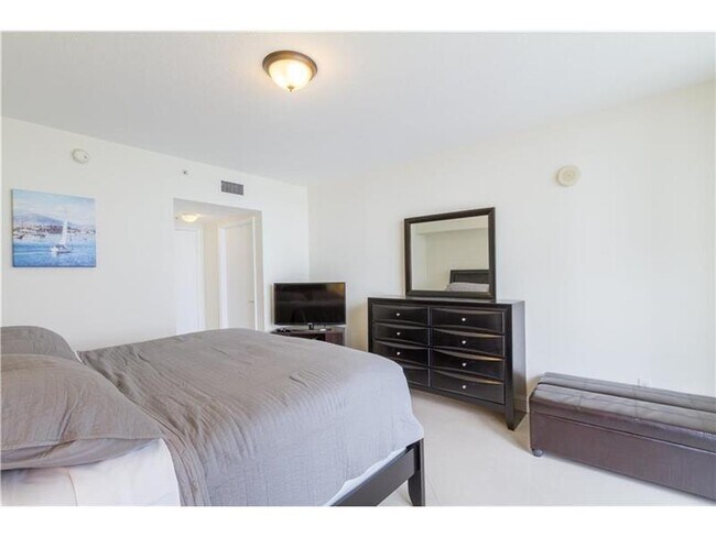 Building Photo - 16699 Collins Ave