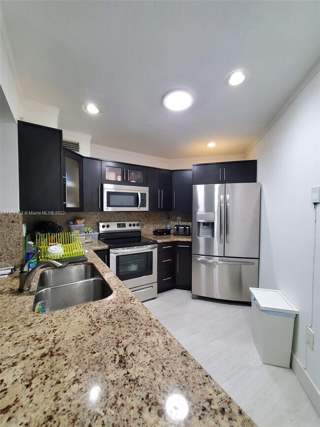Building Photo - 9443 Fontainebleau Blvd