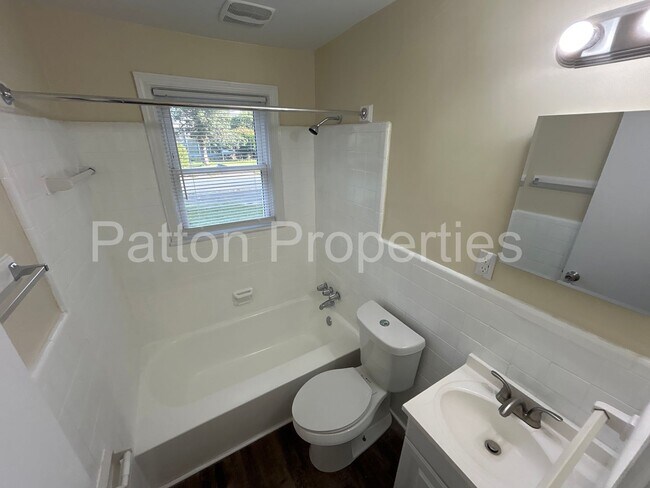 Building Photo - 999 Seminole Dr
