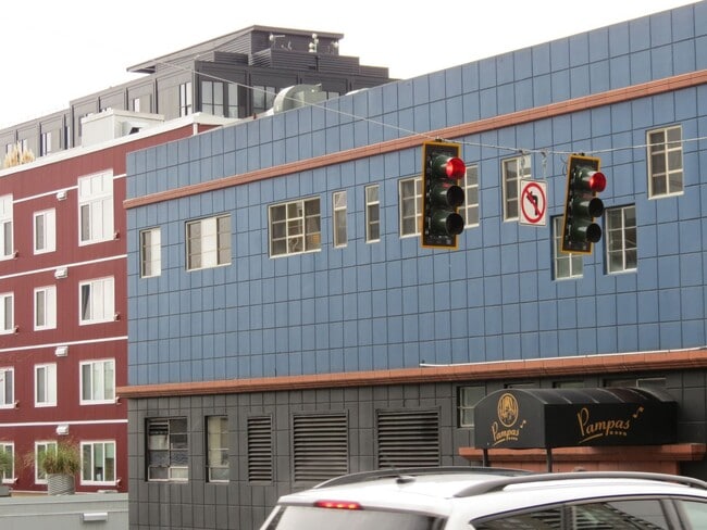 Building Photo - Incredible 1bed/1bath Condo Ideally Located in Belltown!