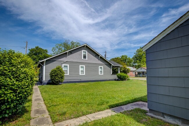 Building Photo - Charming, 3 Bed, 1 Bath Cape Cod in Granby...