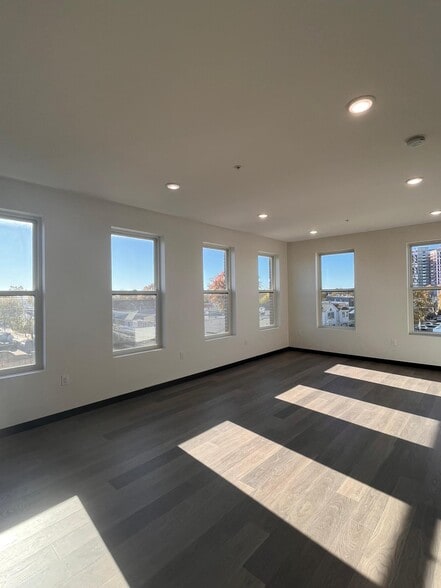 Building Photo - 130 Mallory Ave