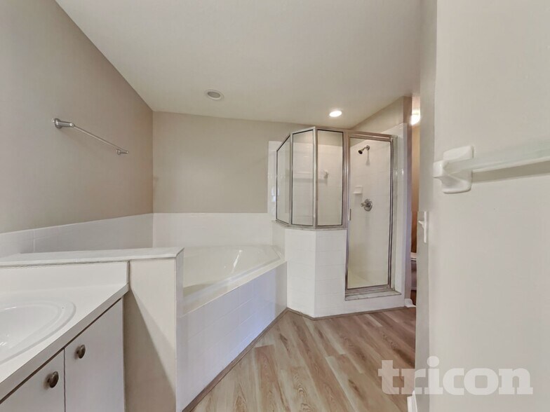 Building Photo - 24349 Rolling View Ct