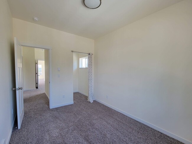 Building Photo - Remodeled, bright and spacious 3 bed close to ferries and base