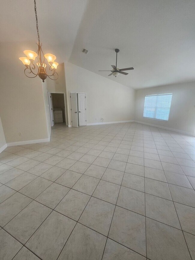 Building Photo - Rotonda Duplex