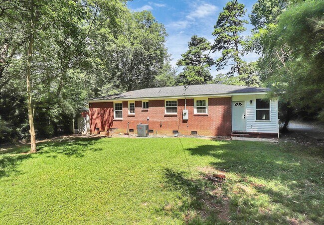 Building Photo - Brick Ranch w/Great Yard! Minutes From Upt...