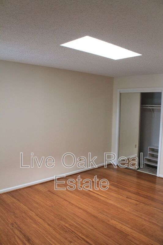 Building Photo - 514 24th St