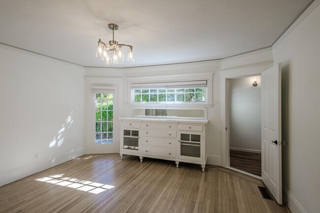 Building Photo - Charming Burlingame Home, 2 Bedroom / 1 Ba...