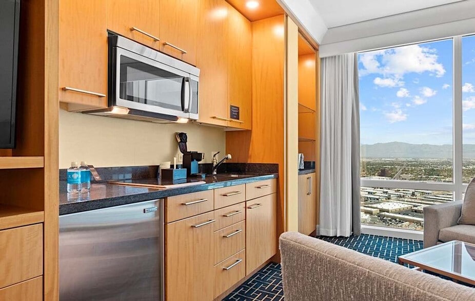 Building Photo - 2000 Fashion Show Dr