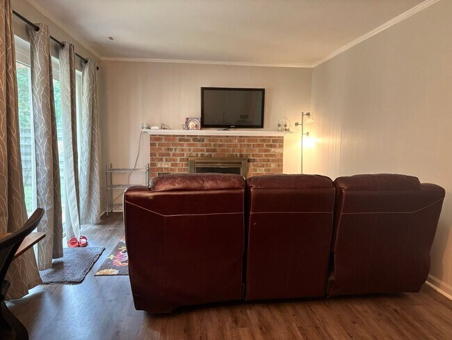 Building Photo - Close to Stonefield Shopping, UVA and walk...