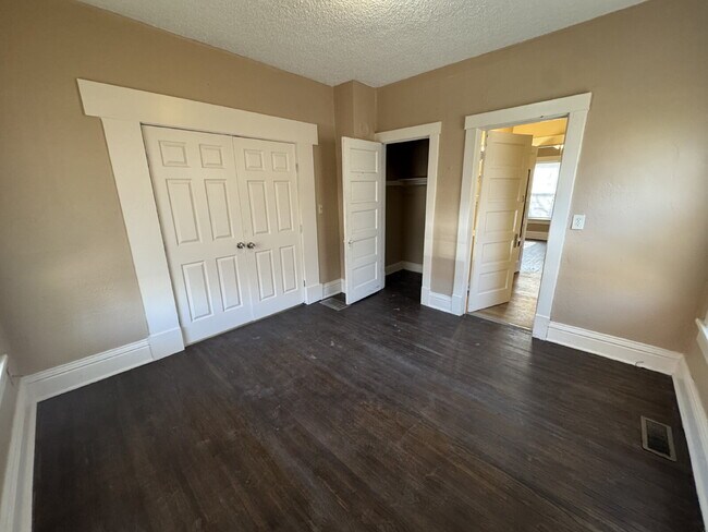 Building Photo - "Charming 2-Bedroom Gem in Wichita: Cozy 1...