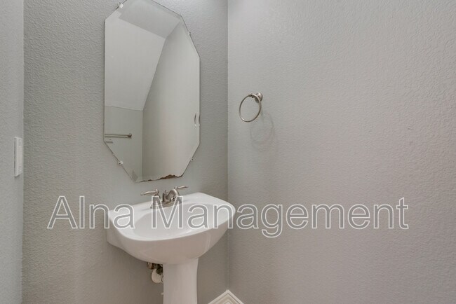 Building Photo - 2640 Lake Ridge Dr