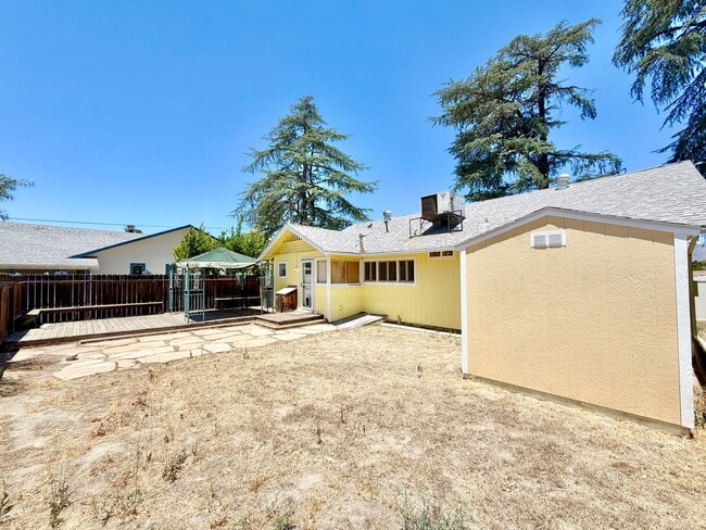 Building Photo - 41861 Acacia E Ave