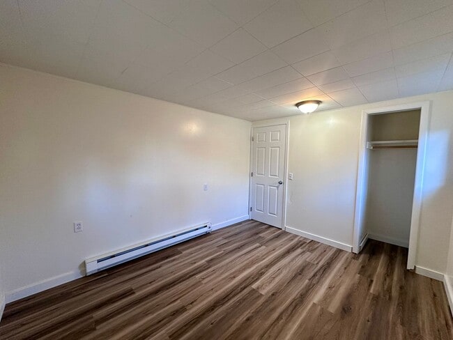 Building Photo - Charming Two Bedroom