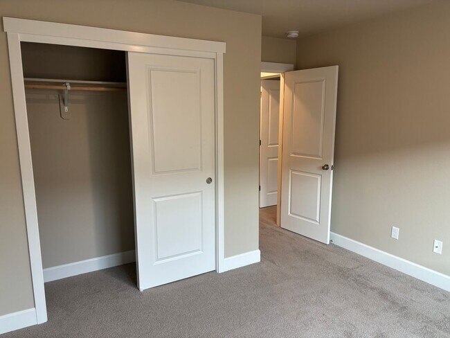 Building Photo - Newer Home in Redmond with Large Fenced Ba...