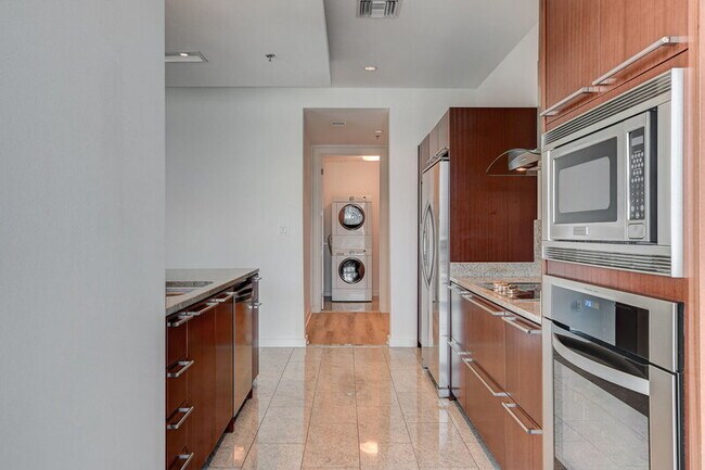 Building Photo - 4471 Dean Martin Dr