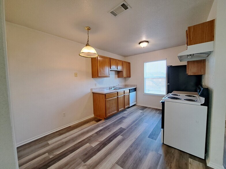 Building Photo - 5706 Greengate Dr