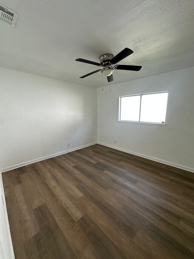 Building Photo - 6807 Laguna Norte