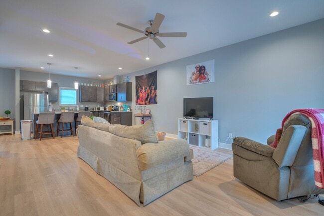 Building Photo - Spacious 4-Bedroom, 3-Story Townhome for Students - FURNISHED