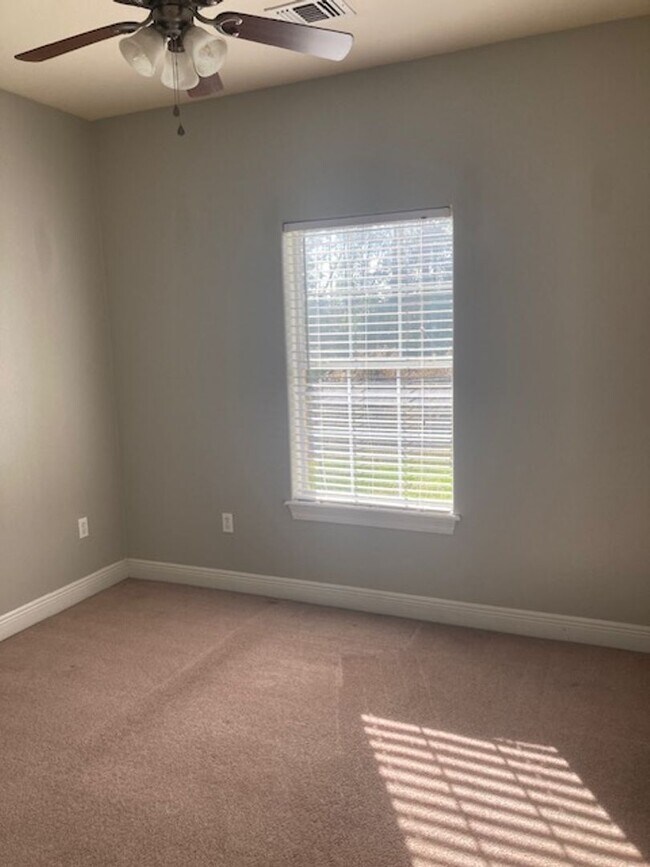 Building Photo - Perkinston 3 Bedroom