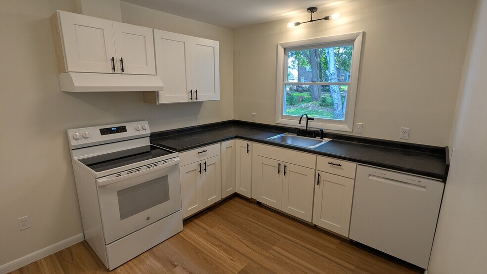 Primary Photo - 250 Lovering St