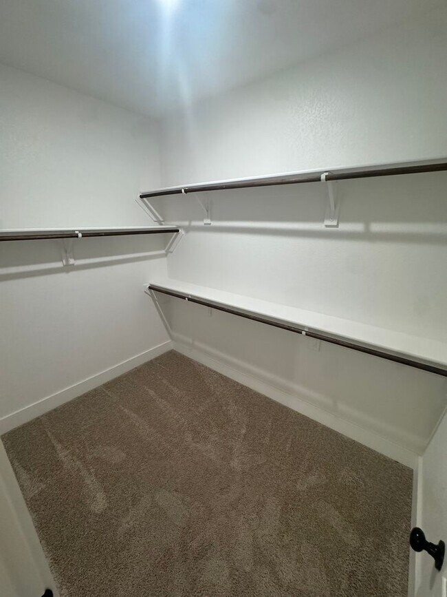 Building Photo - 3/2/2 - FIREPLACE - MUDROOM - GODLEY ISD