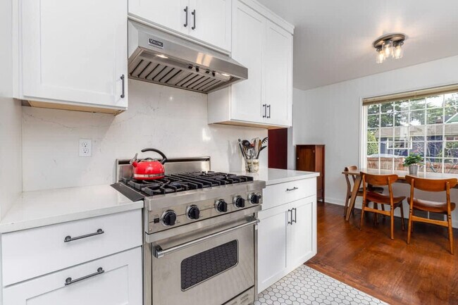 Building Photo - 3701 SW Henderson St