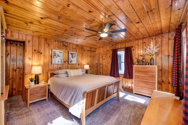 Building Photo - Adorable Home Available June 26th!