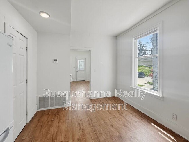 Building Photo - 171 E Derry Rd