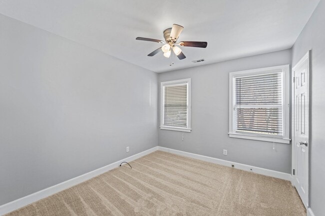 Building Photo - 1605 Oakwood Ave