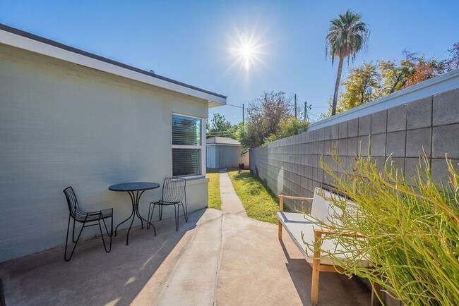 Building Photo - Fully Remodeled 3 Bed 2 Bath + Workshop wi...