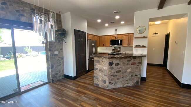 Building Photo - 39519 N White Tail Ln