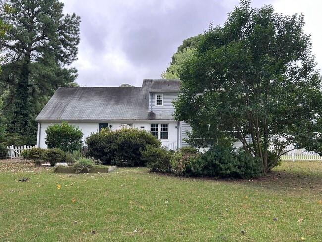 Building Photo - Charming Waterfront Home in Sought-After Chesopeian Colony "ASK ABOUT OUR ZERO DEPOSIT"