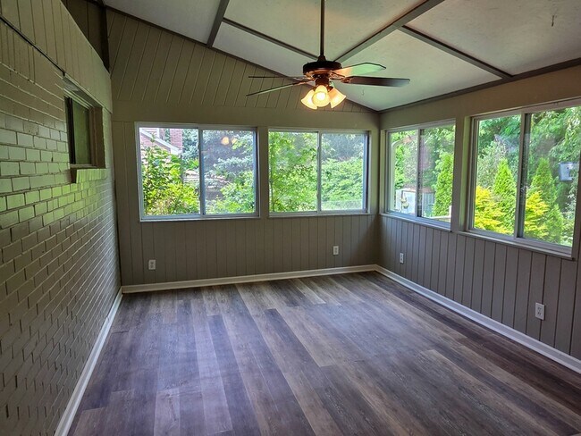 Building Photo - 151 Mahoning Dr