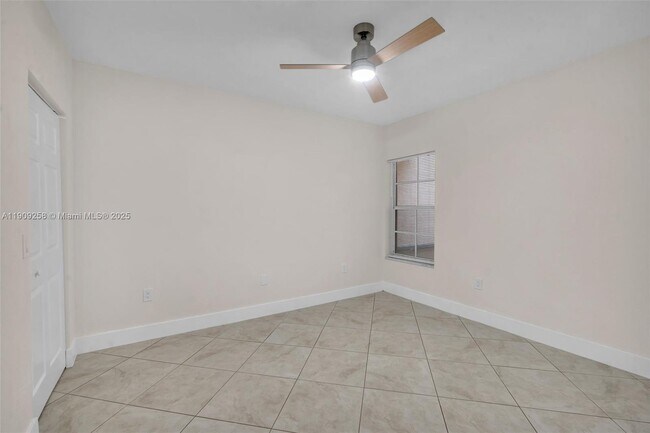 Building Photo - 2498 Centergate Dr