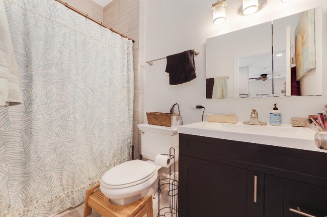 Building Photo - 1148 W Belmont Ave