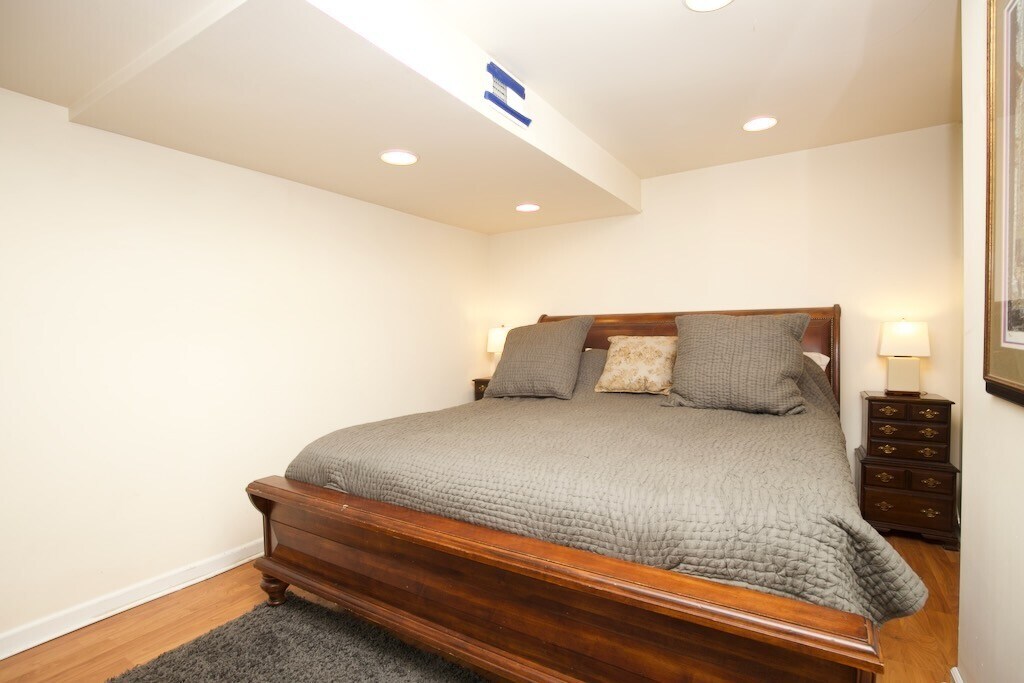 Building Photo - 919 W Newport Ave