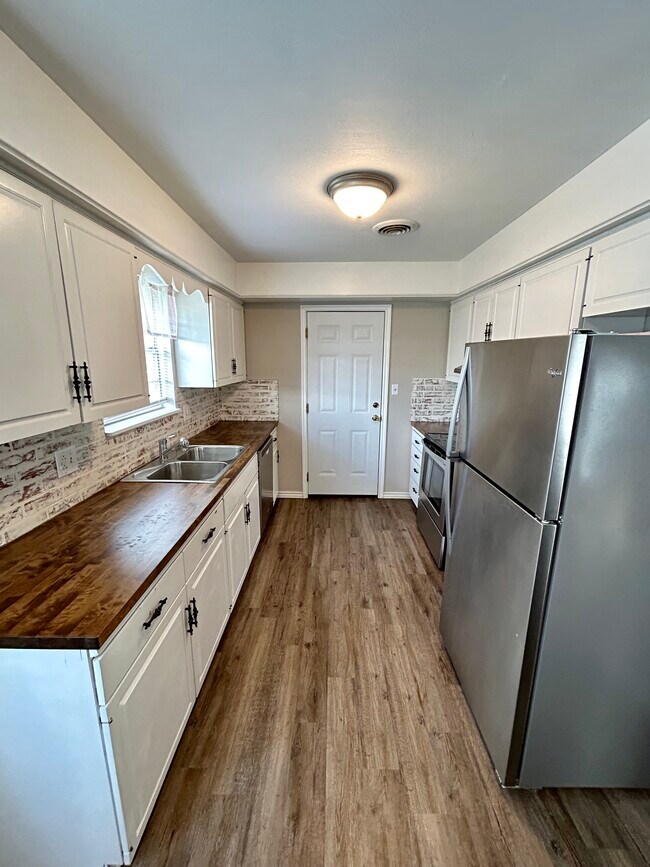 Building Photo - 324 Rodric Dr