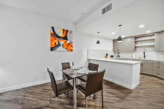 Building Photo - 375 Camino De La Reina