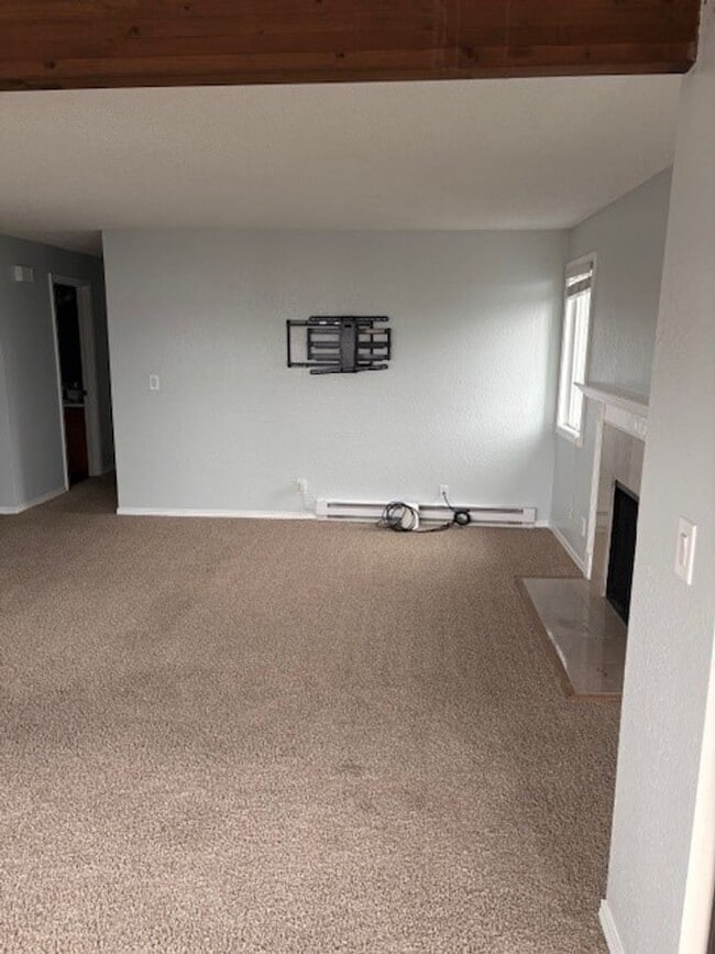 Building Photo - Discover your new home in Des Moines!