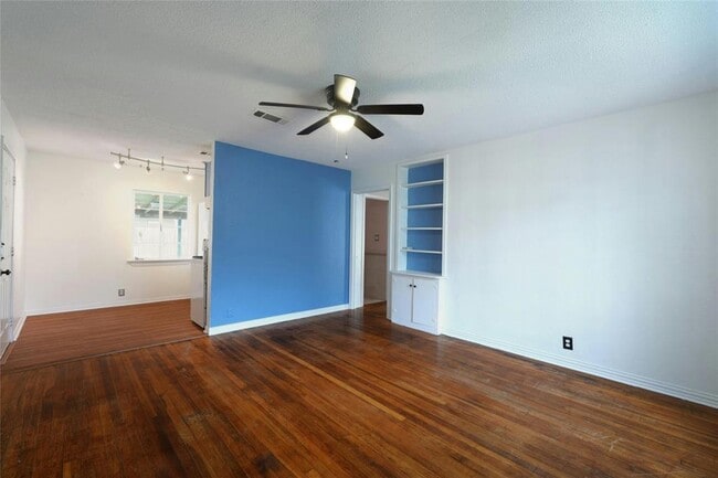 Building Photo - 904 E 55th 1/2 St