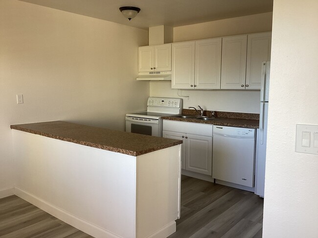 Building Photo - REMODELED UNIT IN THE LOVELY SKYLINE VILLA...