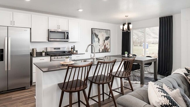 Building Photo - Newer Somersett Court Townhome!!