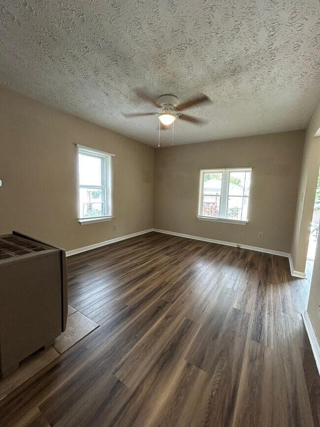 Building Photo - 2 Bedroom Single Family Home Alert!!!