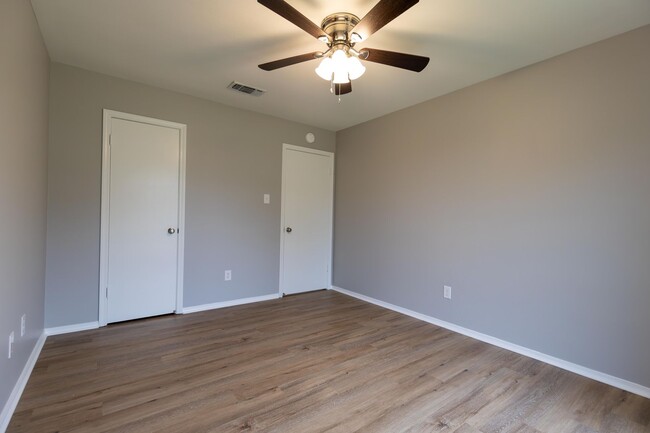 Building Photo - Remodeled 3 bedroom/ 2 bathroom in South B...